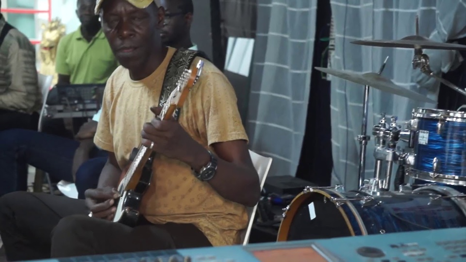 GUITARISTE LE PLUS CONVOITE: Jimmy Mbaye dans un «ngaralé» d'enfer entre Youssou Ndour et Wally Seck GUITARISTE LE PLUS CONVOITE: Jimmy Mbaye dans un «ngaralé» d'enfer entre Youssou Ndour et Wally Seck