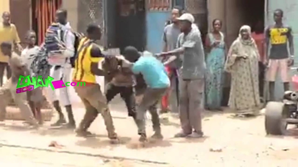 BAGARRE EN PLEINE CIRCULATION ROUTIERE A YEUMBEUL NORD: Un camionneur sauvagement poignardé à la nuque par un apprenti-chauffeur BAGARRE EN PLEINE CIRCULATION ROUTIERE A YEUMBEUL NORD: Un camionneur sauvagement poignardé à la nuque par un apprenti-chauffeur