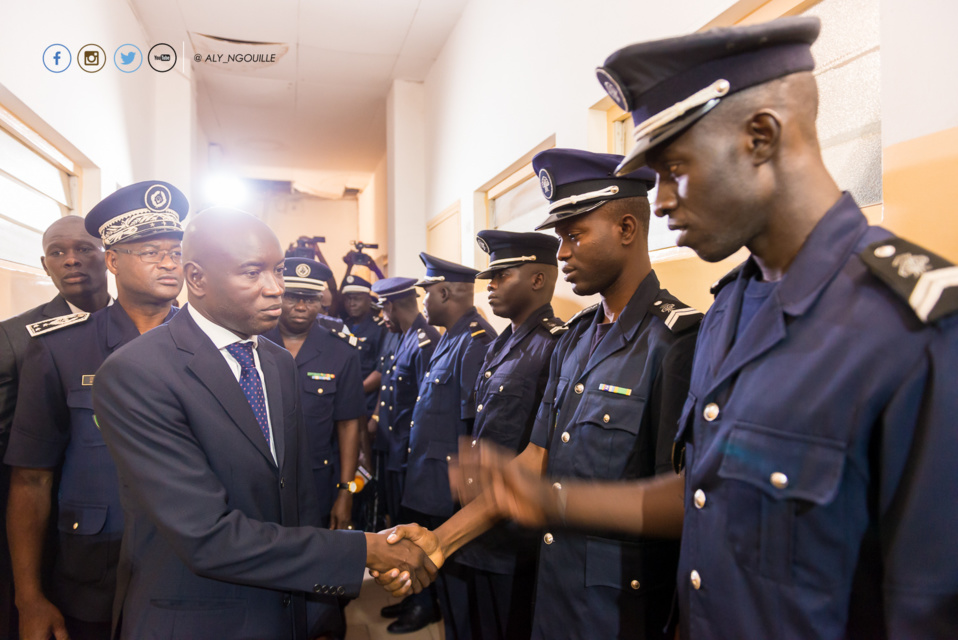 Aly Ngouille Ndiaye lâche ses troupes aux trousses des vandales qui ont profané la statue de la Vierge à Guédiawaye Aly Ngouille Ndiaye lâche ses troupes aux trousses des vandales qui ont profané la statue de la Vierge à Guédiawaye