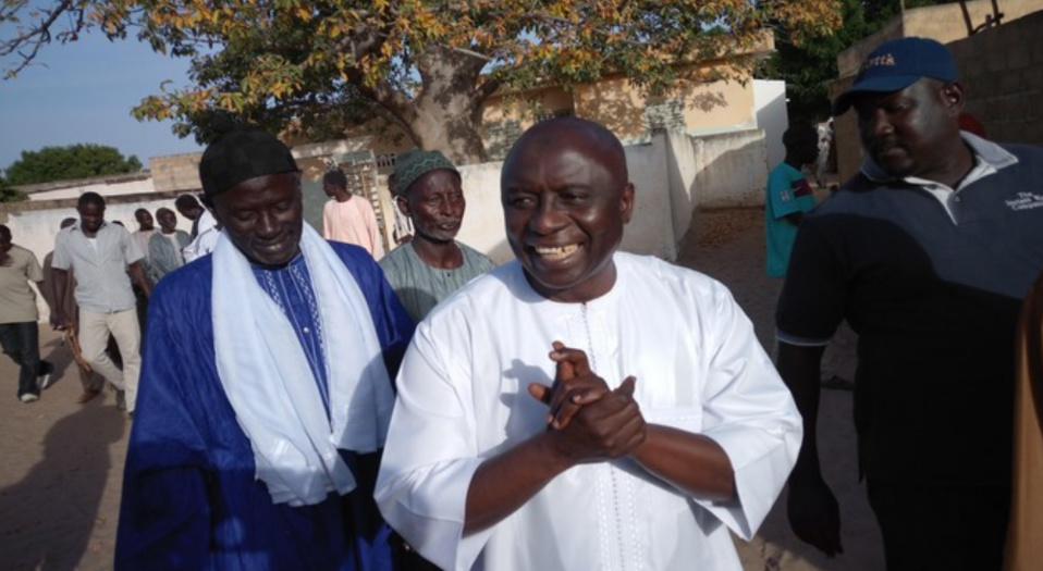 Menace du camp du pouvoir de mettre hors jeu le patron de Rewmi: Aliou Sow et Mame Mactar Gueye s’érigent en bouclier humain pour Idrissa Seck et descendent Macky Sall Menace du camp du pouvoir de mettre hors jeu le patron de Rewmi: Aliou Sow et Mame Mactar Gueye s’érigent en bouclier humain pour Idrissa Seck et descendent Macky Sall