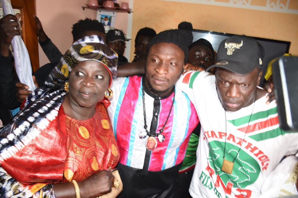 Anna Seck, mère de Boy Niang : «Ama Baldé et Boy Niang sont des frères. C’est une joie de voir nos enfants consolider leur amitié» Anna Seck, mère de Boy Niang : «Ama Baldé et Boy Niang sont des frères. C’est une joie de voir nos enfants consolider leur amitié»