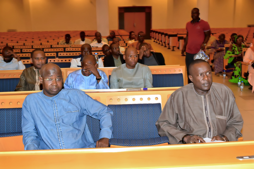 ACCULE PAR Me OUSSEYNOU FALL, LE PROCUREUR SORT DE SES GONDS: «Entre le parquet et le client, il n’existe que des liens de courtoisie. Mais, je ne permettrai pas qu’on m’insulte en défendant son client» ACCULE PAR Me OUSSEYNOU FALL, LE PROCUREUR SORT DE SES GONDS: «Entre le parquet et le client, il n’existe que des liens de courtoisie. Mais, je ne permettrai pas qu’on m’insulte en défendant son client»