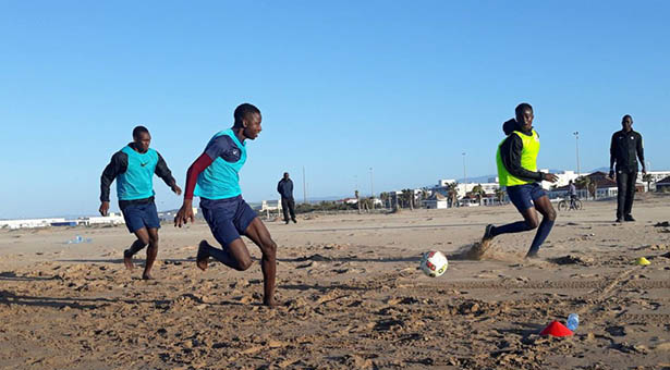 PRIVE DE TERRAIN D’ENTRAINEMENT PAR LES DIRIGEANTS DU RS BERKANE: Génération Foot s’entraine sur la plage