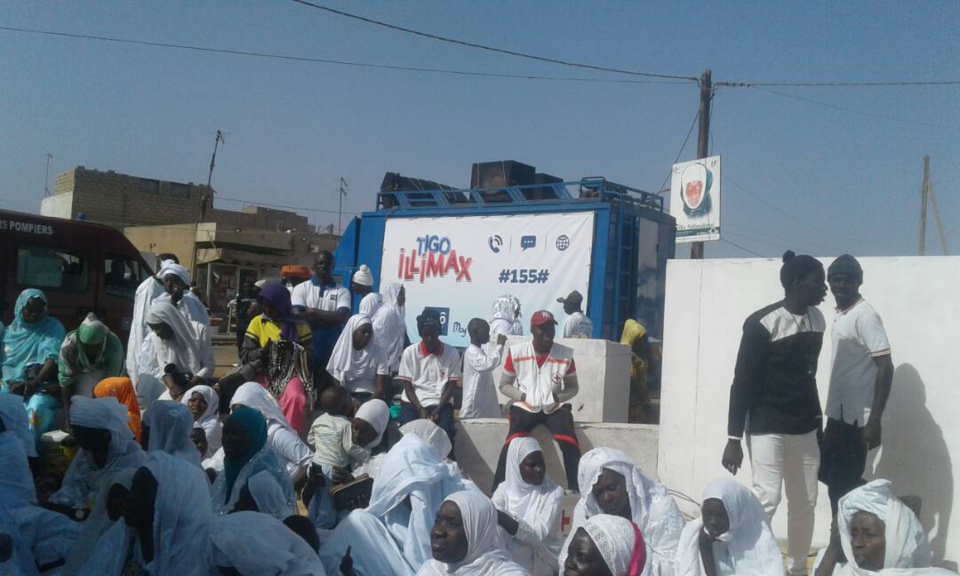 TIGO AU CŒUR DE L’APPEL DES LAYENES: Des tonnes de riz, des centaines de litres d’huile et des nattes offertes à la communauté layène TIGO AU CŒUR DE L’APPEL DES LAYENES: Des tonnes de riz, des centaines de litres d’huile et des nattes offertes à la communauté layène