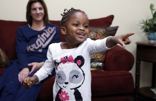 L’IMMIGRATION AMERICAINE REFUSE DE LIVRER UN CERTIFICAT DE CITOYENNETE A LA SENEGALAISE NGOTY: Le Sénateur Tim Kaine s’approprie le combat ; Joanna Boyle craint un voyage sans retour