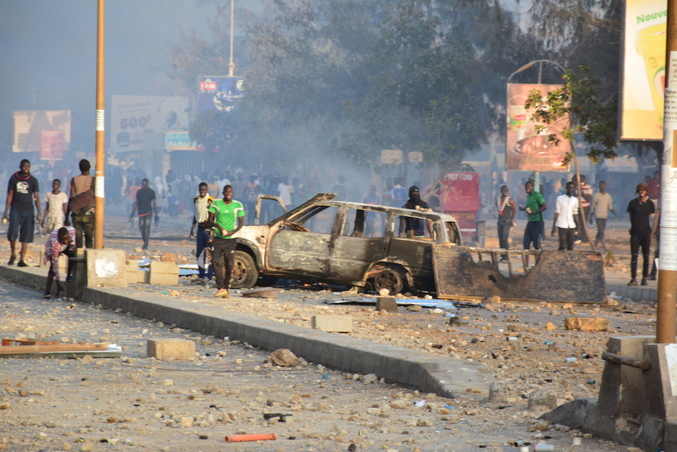 LES ETUDIANTS DANS UNE COLERE NOIRE: 2 voitures dont une fourgonnette de la police brûlée à l’Ucad, un front à Ziguinchor et une manifestation à Bambey