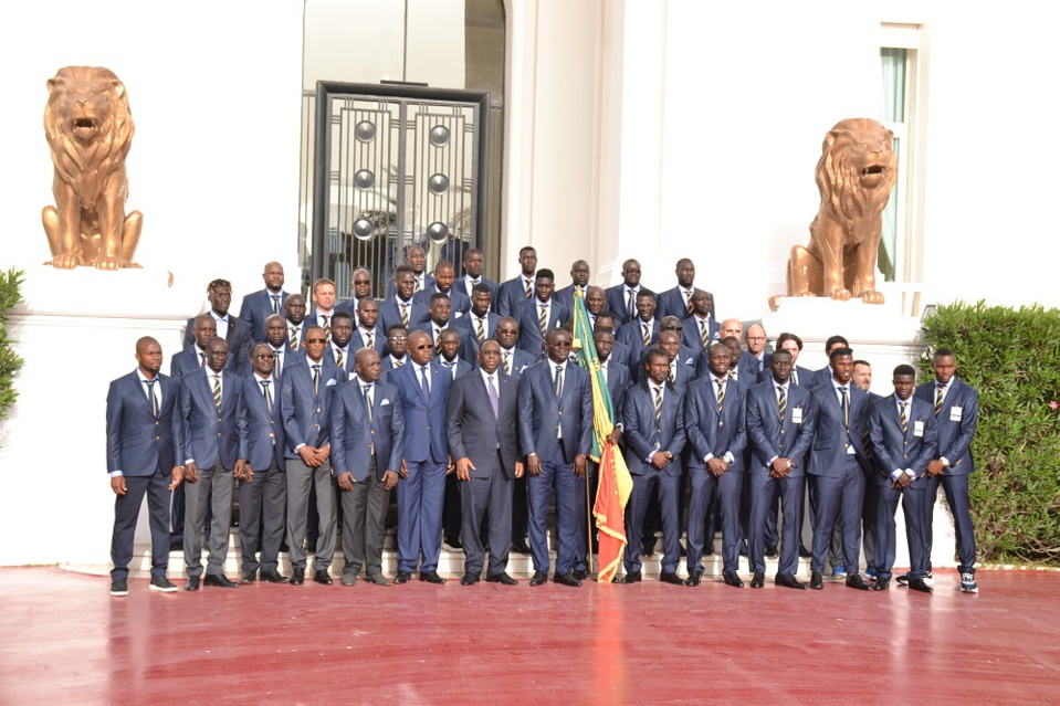 Remise du Drapeau national aux lions: Macky prone le "dem ba diekh" et prend 12 jours de congé pour les suivre Remise du Drapeau national aux lions: Macky prone le "dem ba diekh" et prend 12 jours de congé pour les suivre