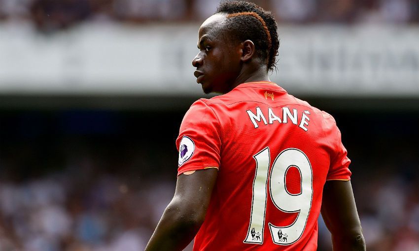 POUR LE SUPPORTER DEMAIN: Sadio Mané envoie 300 maillots de Liverpool à ses parents de Bambali