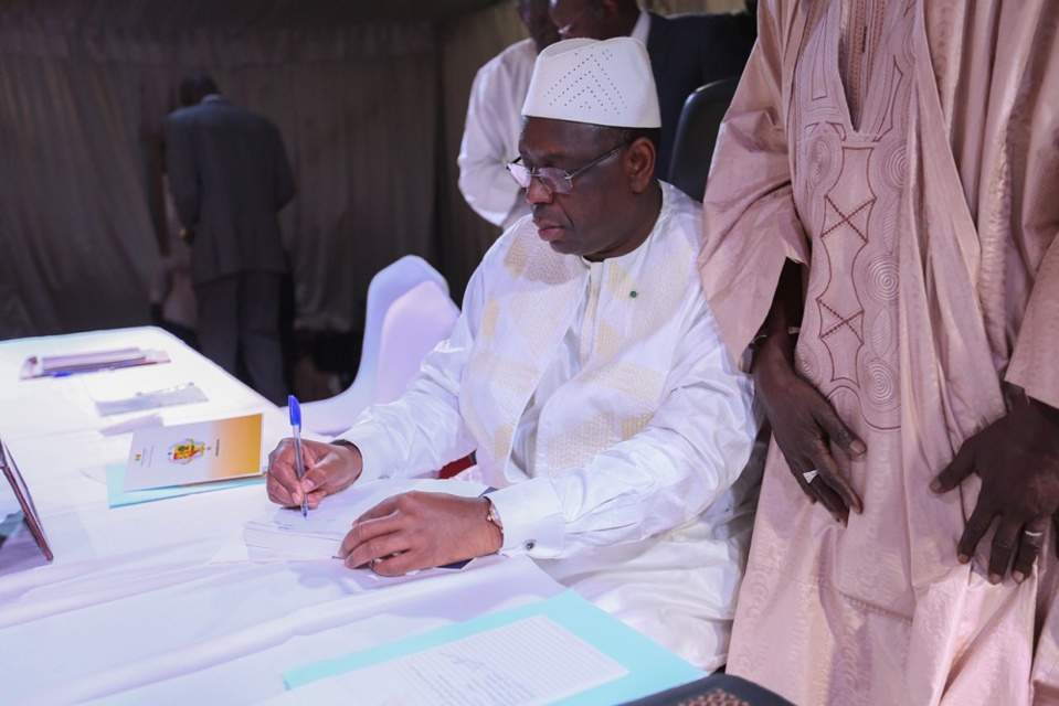 LANCEMENT DU TOME 1 D’UNE SERIE DE LIVRES DESTINES AUX SENEGALAIS: Macky parle de ses immenses réalisations dans le Supérieur et demande aux «intellectuels politiques» de son camp de le dire LANCEMENT DU TOME 1 D’UNE SERIE DE LIVRES DESTINES AUX SENEGALAIS: Macky parle de ses immenses réalisations dans le Supérieur et demande aux «intellectuels politiques» de son camp de le dire