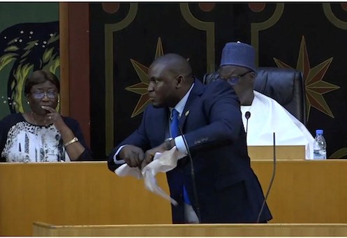 TOUSSAINT MANGA A NIASSE: «Hors de l’Assemblée nationale, si vous me frappez, je ne répondrai pas à vos coups parce que vous êtes mon père»