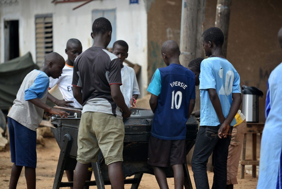 UNE PARTIE DE BABY-FOOT VIRE AU CRIME AUX PARCELLES ASSAINIES: un ado de 14 ans tue son camarade de jeu de 19 ans pour... 400 F UNE PARTIE DE BABY-FOOT VIRE AU CRIME AUX PARCELLES ASSAINIES: un ado de 14 ans tue son camarade de jeu de 19 ans pour... 400 F