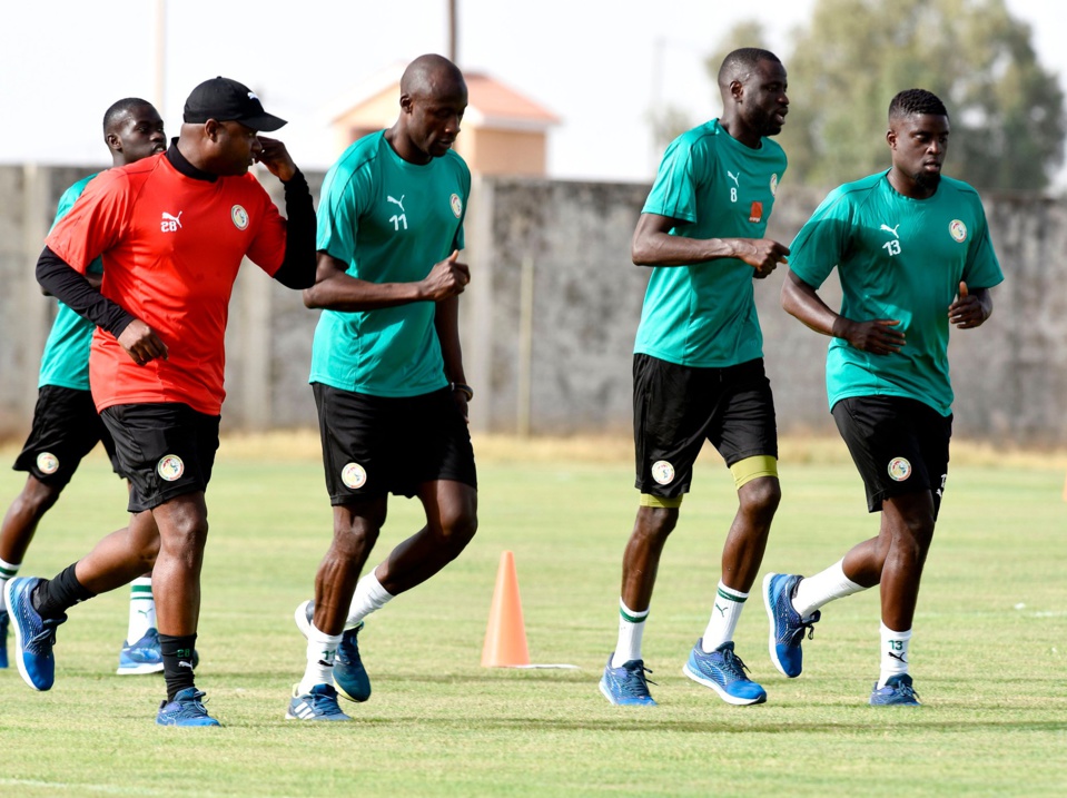 ONZE PROBABLE: Lamine Gassama, Cheikhou Kouyaté et Abdoulaye Diallo vers le banc ONZE PROBABLE: Lamine Gassama, Cheikhou Kouyaté et Abdoulaye Diallo vers le banc
