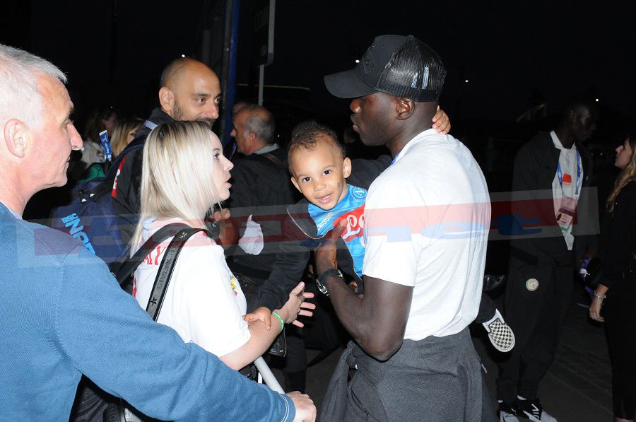 Juste aprés la victoire des lions: Kalidou relaxe avec sa femme et son fils