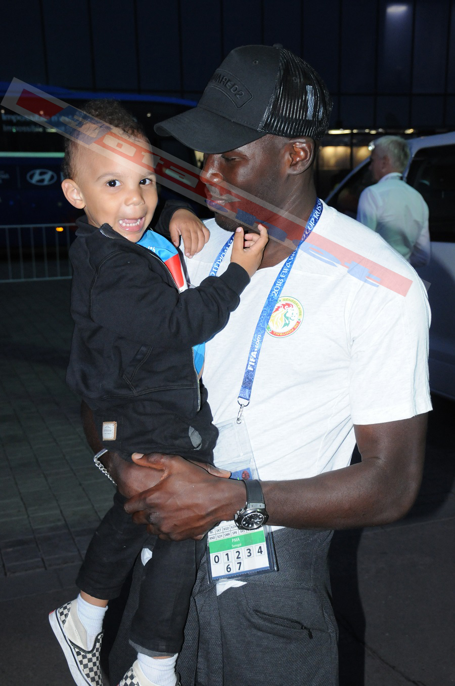 Juste aprés la victoire des lions: Kalidou relaxe avec sa femme et son fils