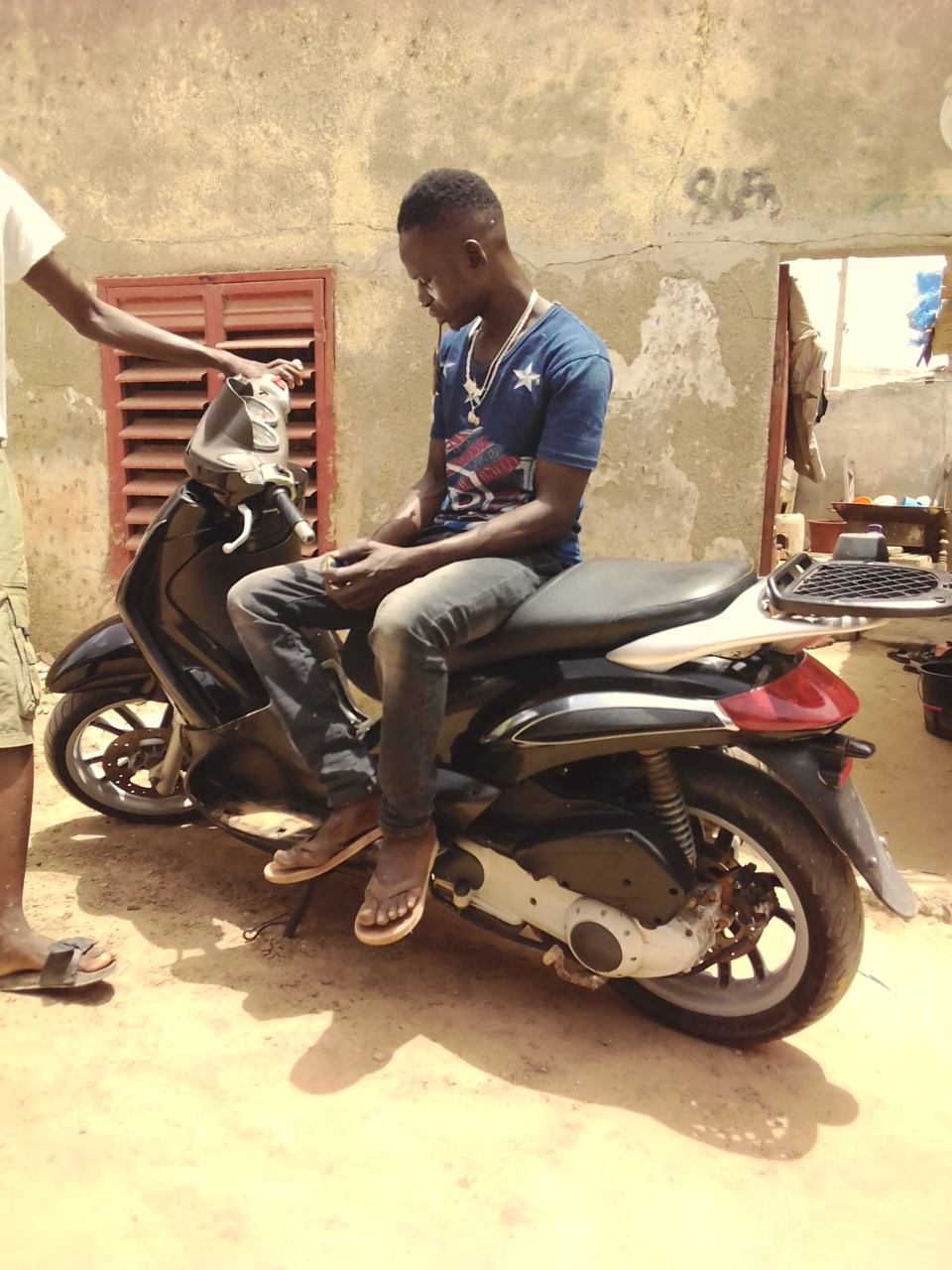 Pour venger la mort d'un des leurs à Thiaroye -Sam: des gangsters armés cassent tout et agressent des policiers Pour venger la mort d'un des leurs à Thiaroye -Sam: des gangsters armés cassent tout et agressent des policiers