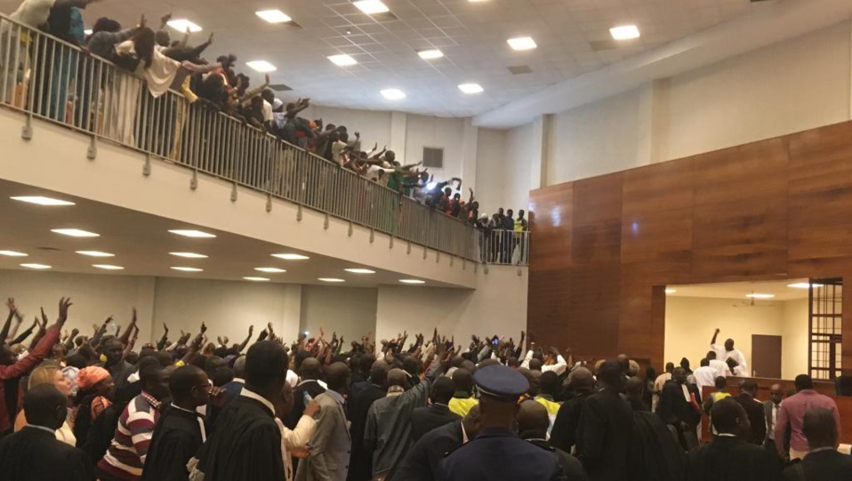 L’AUDIENCE EN APPEL DE KHALIFA SALL ET CIE TOUJOURS EN EBULLITION: Demba Kandji, de nouveau conspué par le public, ordonne l’évacuation de la salle, un homme conduit manu militari dans le box des accusés L’AUDIENCE EN APPEL DE KHALIFA SALL ET CIE TOUJOURS EN EBULLITION: Demba Kandji, de nouveau conspué par le public, ordonne l’évacuation de la salle, un homme conduit manu militari dans le box des accusés