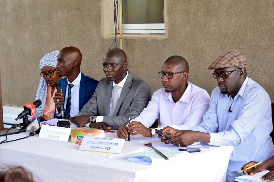 ULCERES PAR LA MAUVAISE GESTION QUI MINE LEUR SERVICE: Les agents de la Rts se défoulent sur Racine Talla, Youssou Ndour et les autorités publiques ULCERES PAR LA MAUVAISE GESTION QUI MINE LEUR SERVICE: Les agents de la Rts se défoulent sur Racine Talla, Youssou Ndour et les autorités publiques