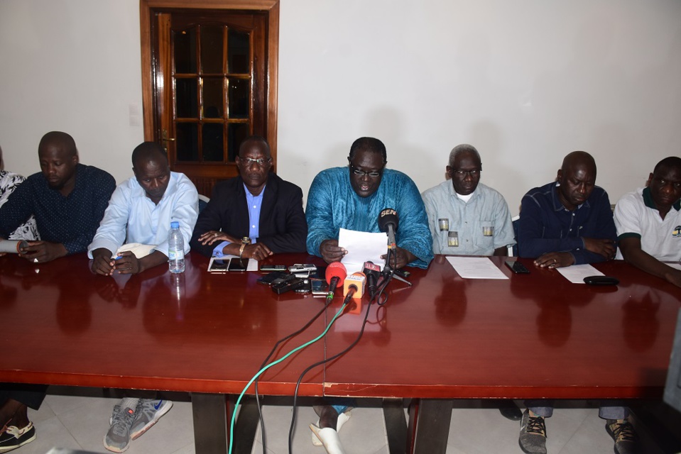 FACE A LA PRESSE APRES LA REPRESSION DE LEUR SIT-IN: L’opposition taxe Macky Sall de criminel et exige la libération immédiate des personnes arrêtées FACE A LA PRESSE APRES LA REPRESSION DE LEUR SIT-IN: L’opposition taxe Macky Sall de criminel et exige la libération immédiate des personnes arrêtées