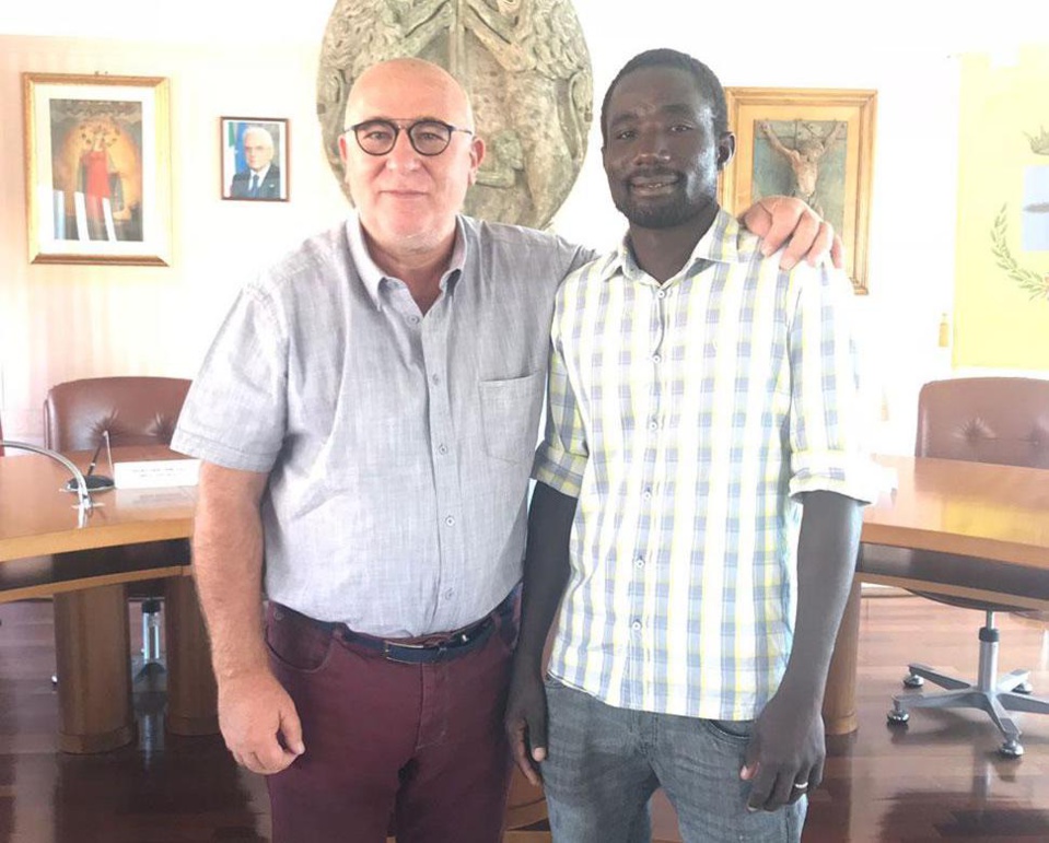 ACTE HEROÏQUE D’UN SENEGALAIS EN Italie: Djibril Mbengue sauve la vie d’un enfant le jour de l’expiration de sa carte de séjour et devient un héros ACTE HEROÏQUE D’UN SENEGALAIS EN Italie: Djibril Mbengue sauve la vie d’un enfant le jour de l’expiration de sa carte de séjour et devient un héros