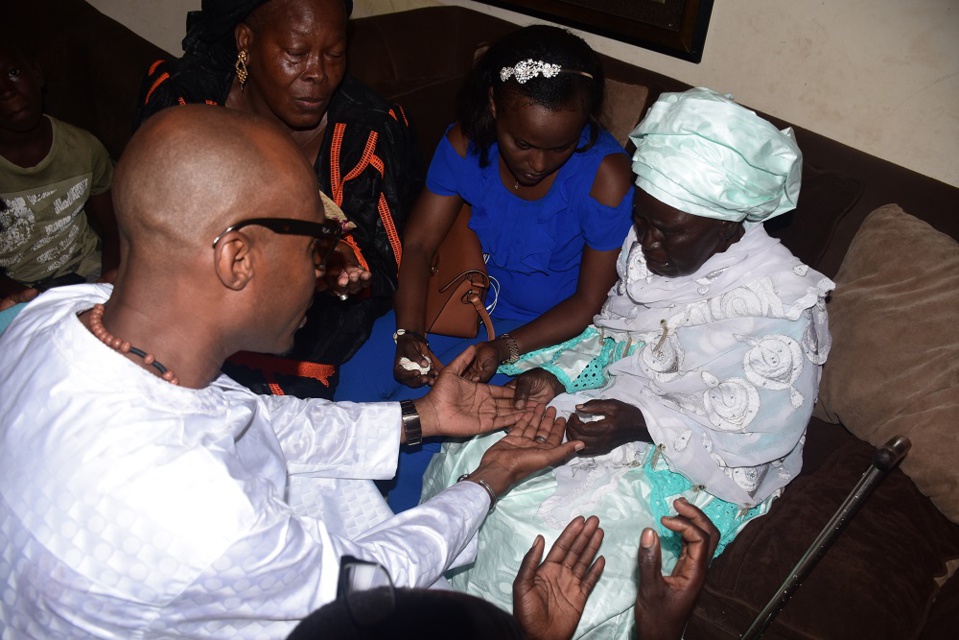 Sa première visite reservée à la famille de l'ex-maire de Dakar: Barth fait craquer la mère de Khalifa Sall Sa première visite reservée à la famille de l'ex-maire de Dakar: Barth fait craquer la mère de Khalifa Sall