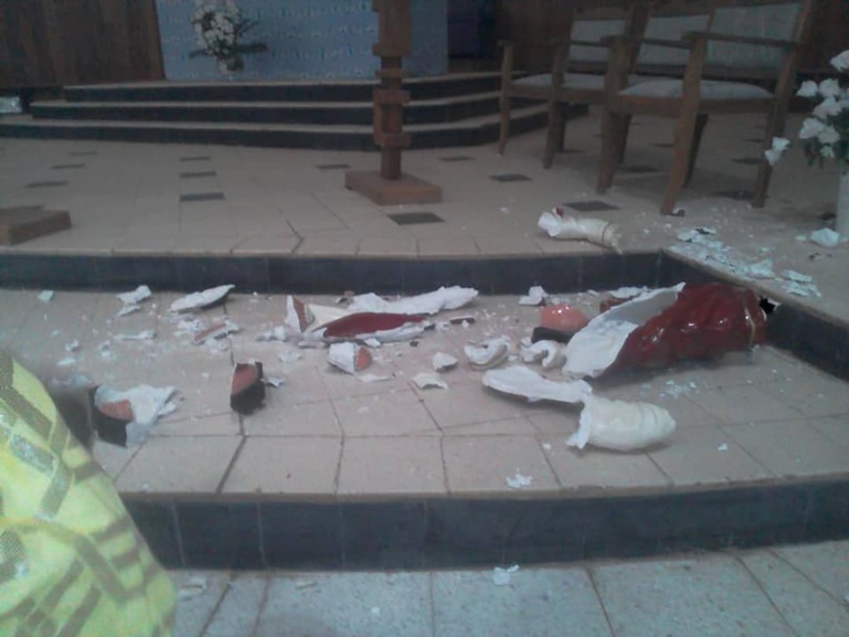 DES STATUES DU CHRIST CASSEES, CELLE DE LA VIERGE MARIE: La Cathédrale de Kaolack profanée