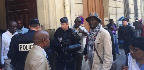 Des Sénégalais envahissent le consulat de Paris pour réclamer...