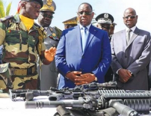 Macky et les armes : une vocation ratée ou une volonté de faire peur