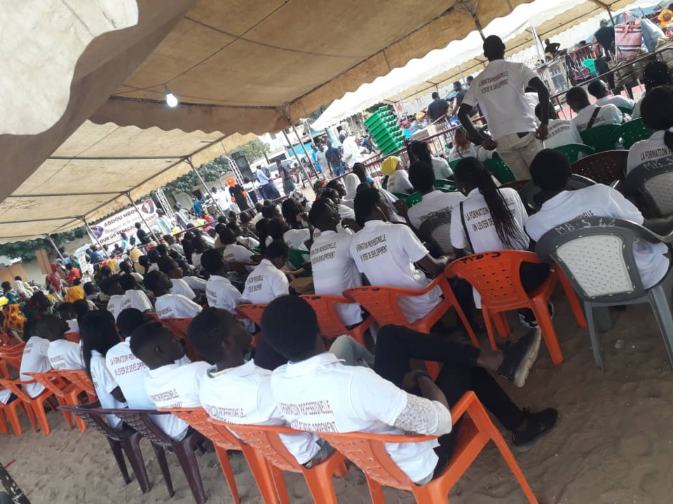 Thies: remise par Abdou Mbow des bourses de formation aux jeunes, d’attestation de formation aux femmes, de matériels mécaniques et de kits en coiffure Thies: remise par Abdou Mbow des bourses de formation aux jeunes, d’attestation de formation aux femmes, de matériels mécaniques et de kits en coiffure