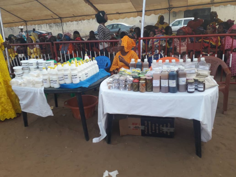 Thies: remise par Abdou Mbow des bourses de formation aux jeunes, d’attestation de formation aux femmes, de matériels mécaniques et de kits en coiffure Thies: remise par Abdou Mbow des bourses de formation aux jeunes, d’attestation de formation aux femmes, de matériels mécaniques et de kits en coiffure