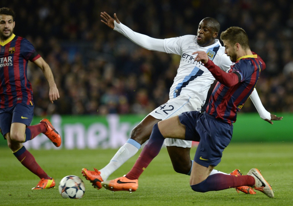 FOOTBALL : Yaya Touré tacle gentiment Gerard Piqué FOOTBALL : Yaya Touré tacle gentiment Gerard Piqué