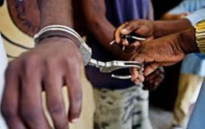 VOL AVEC EFFRACTION: Le gendarme Pape Omar Touré subtilise par effraction les biens de Fodé Oumar Guèye, et vétu de sa tenue, vend le butin à Khadim Faye