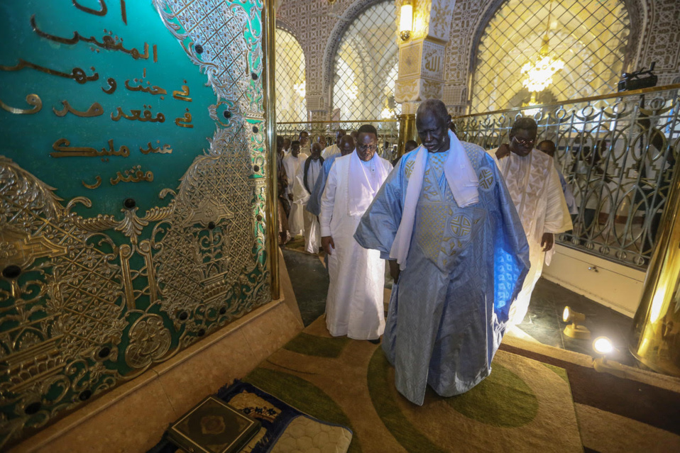 IMAGES : Les prières de Macky Sall au mausolée de Serigne Touba pour un 2ème mandat IMAGES : Les prières de Macky Sall au mausolée de Serigne Touba pour un 2ème mandat
