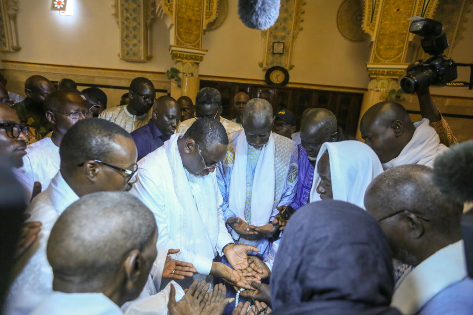 IMAGES : Les prières de Macky Sall au mausolée de Serigne Touba pour un 2ème mandat IMAGES : Les prières de Macky Sall au mausolée de Serigne Touba pour un 2ème mandat