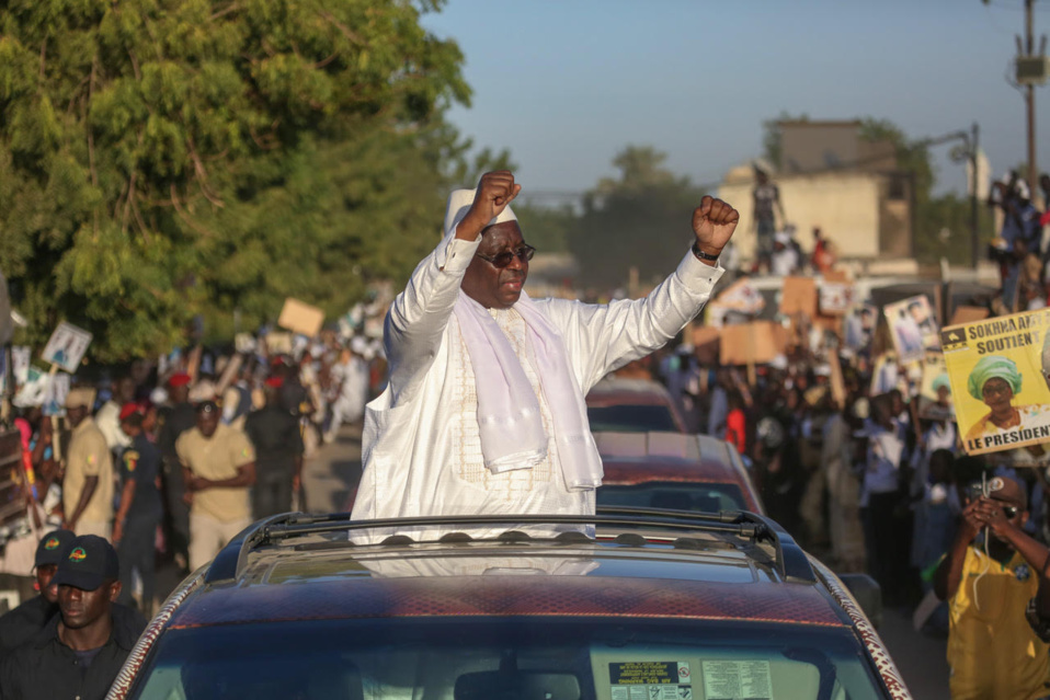 MACKY SALL EN MEETING A KEBEMER: «Avec moi, le Sénégal est en avance, on ne gouverne pas un pays par les réseaux sociaux, le mensonge, la calomnie et les diatribes» MACKY SALL EN MEETING A KEBEMER: «Avec moi, le Sénégal est en avance, on ne gouverne pas un pays par les réseaux sociaux, le mensonge, la calomnie et les diatribes»