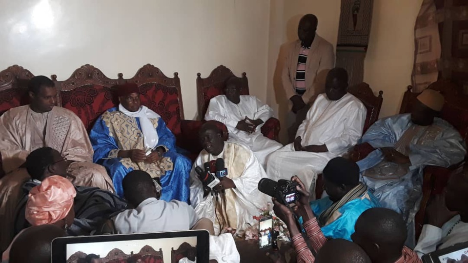 Les vérités de Me Wade chez Sidy Lamine Niass: «ce sont des gens qui ne connaissent rien qui alimentent les débats» Les vérités de Me Wade chez Sidy Lamine Niass: «ce sont des gens qui ne connaissent rien qui alimentent les débats»