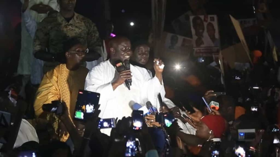EN MEETING À MBACKÉ: Idrissa Seck fait foule, chante Serigne Touba et «hypnotise» les mourides qui l’intronisent maitre des lieux