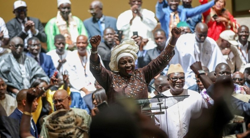 LEUR CANDIDAT DÉCLARÉ VAINQUEUR: La majorité en extase, Mimi Touré explose de joie et nargue l’opposition