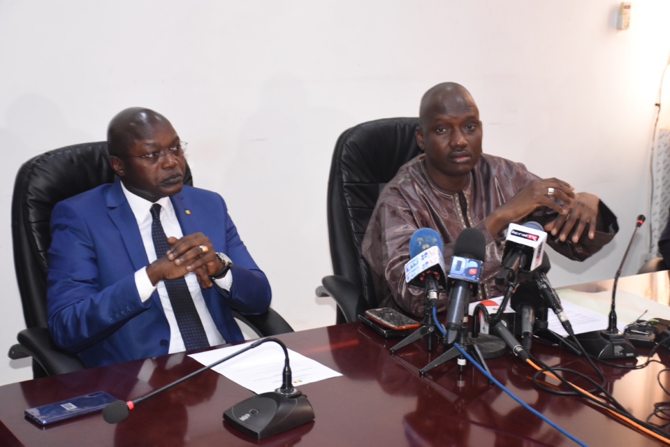 PASSATION DE SERVICE AU MINISTERE DES COLLECTIVITES TERRITORIALES: Oumar Guèye recadre le représentant de l’intersyndicale en pleine cérémonie PASSATION DE SERVICE AU MINISTERE DES COLLECTIVITES TERRITORIALES: Oumar Guèye recadre le représentant de l’intersyndicale en pleine cérémonie