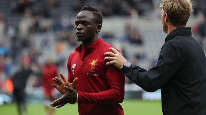 SECRET DE VESTIAIRE: Simon Mignolet balance sur Sadio Mané et ses partenaires