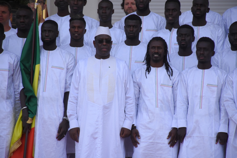 ILS SE SONT HABILLES ET RHABILLES SUR PLACE : Les Lions utilisent leur bus comme vestiaire