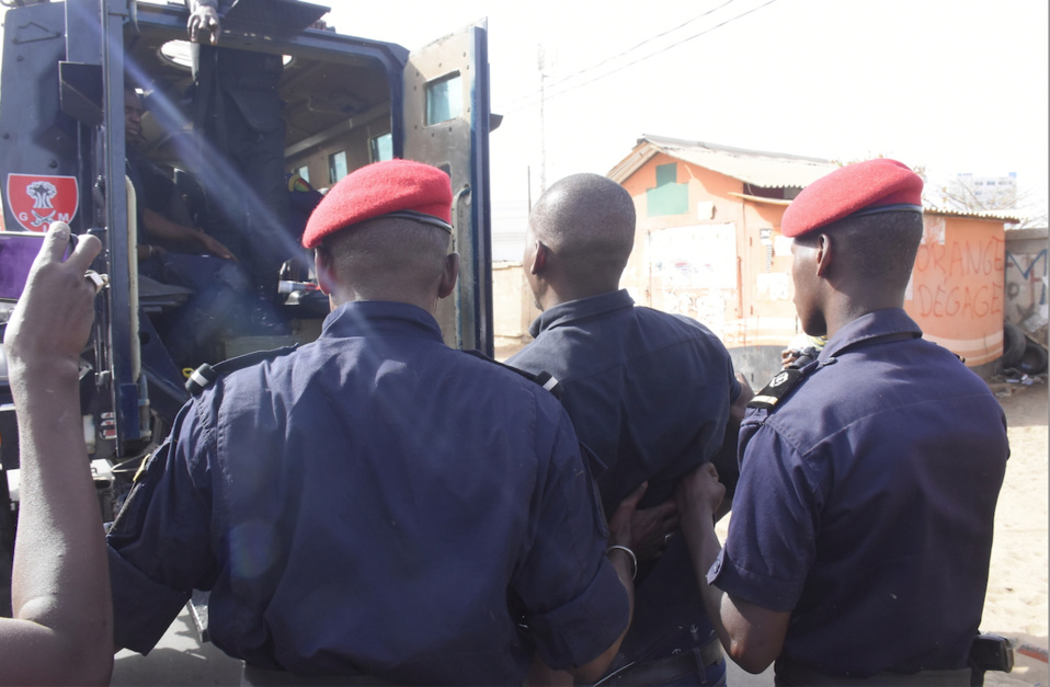 UNE POLICE RESPONSABLE NE DEVRAIT PAS FAIRE ÇA : Quand les policiers sénégalais violent sans gêne et au vu de tous les droits d’honnêtes citoyens, en toute impunité 