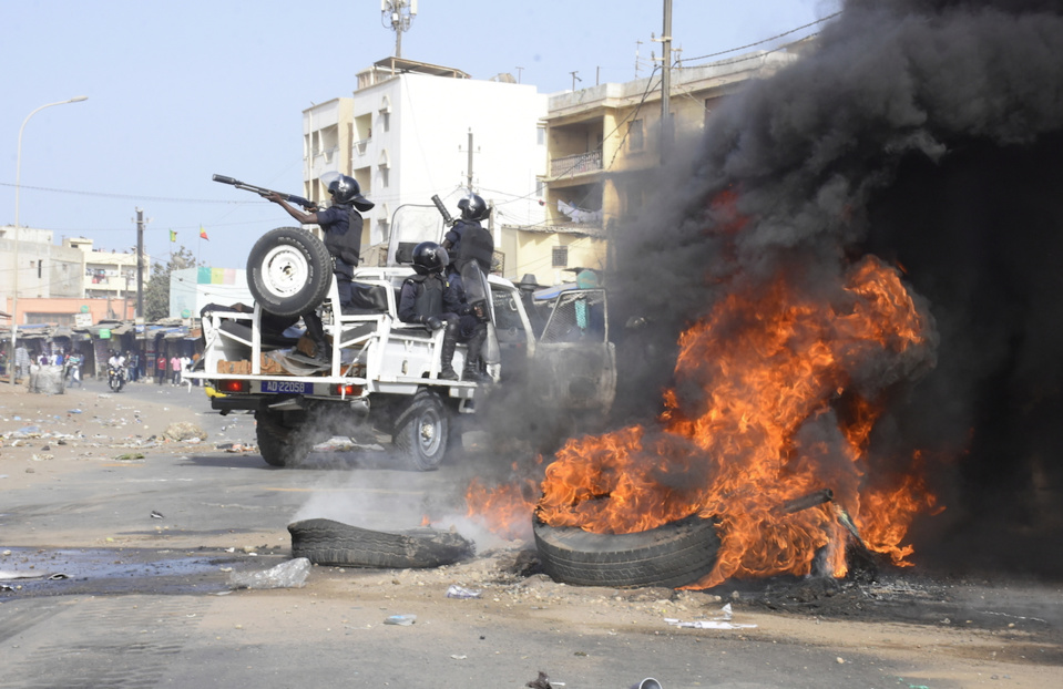 RASSEMBLEMENT REPRIME DE AAR LI NU BOKK : Film d’un affrontement sans répit entre policiers et manifestants RASSEMBLEMENT REPRIME DE AAR LI NU BOKK : Film d’un affrontement sans répit entre policiers et manifestants