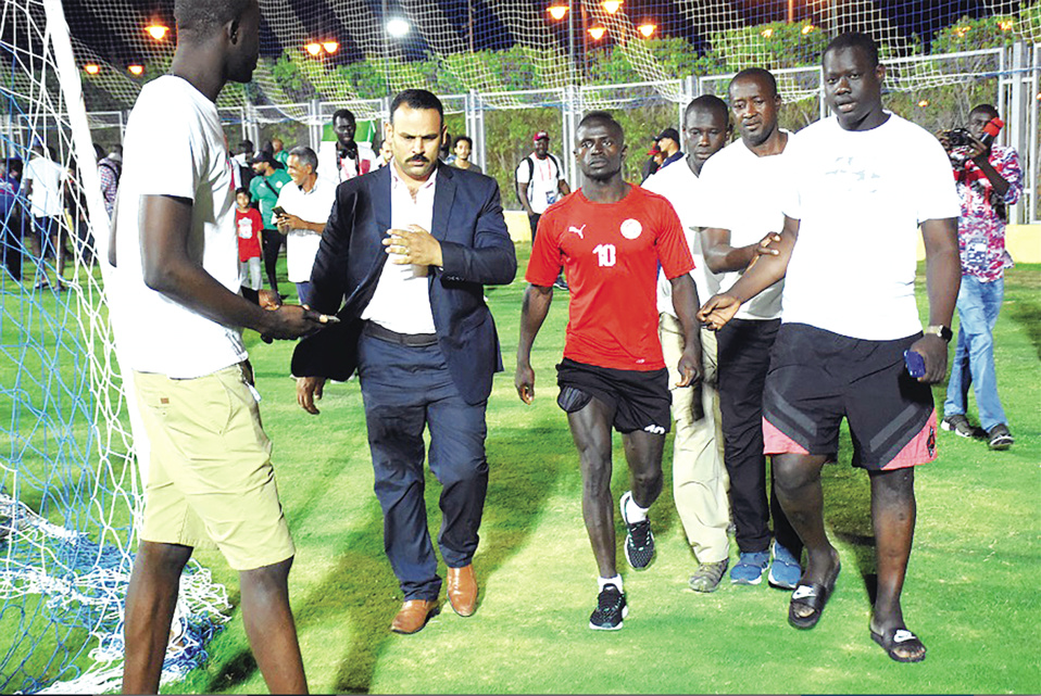COULISSES : La sécurité bloque des jeunes Sénégalais qui voulaient prendre un selfie avec Mané COULISSES : La sécurité bloque des jeunes Sénégalais qui voulaient prendre un selfie avec Mané