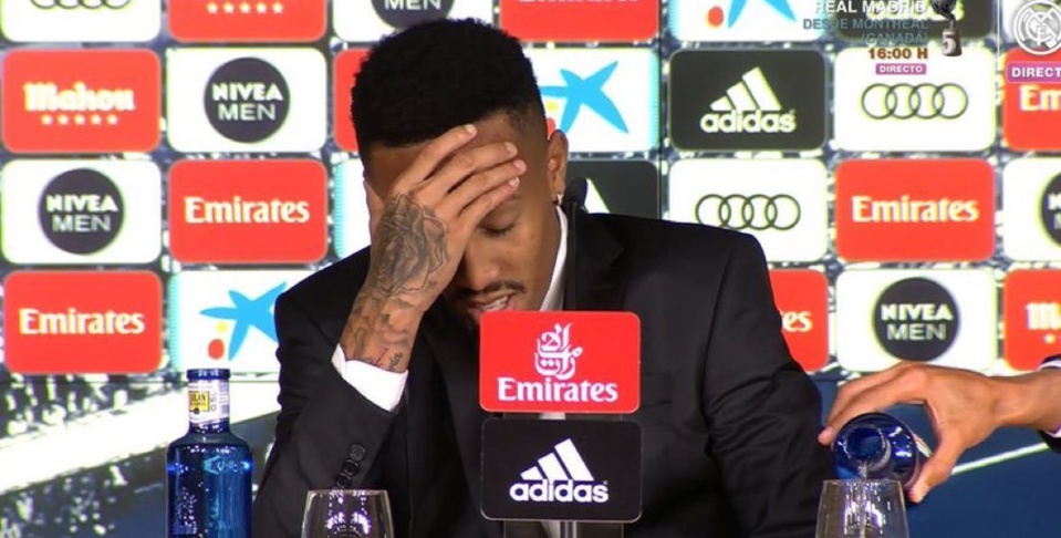 REAL MADRID : Eder Militao victime d'un malaise en pleine présentation (vidéo) REAL MADRID : Eder Militao victime d'un malaise en pleine présentation (vidéo)