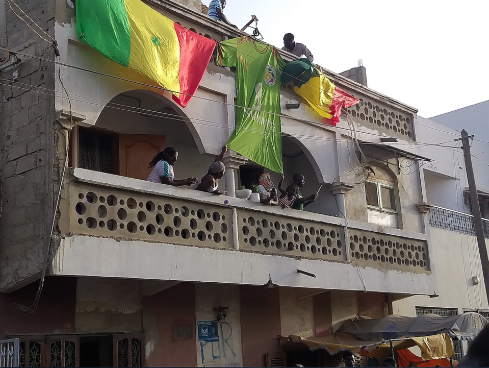 (EN IMAGES) - APRES LA QUALIF DES LIONS EN FINALE : La foule en liesse chez Cheikhou Kouyaté à Khar Yalla (EN IMAGES) - APRES LA QUALIF DES LIONS EN FINALE : La foule en liesse chez Cheikhou Kouyaté à Khar Yalla
