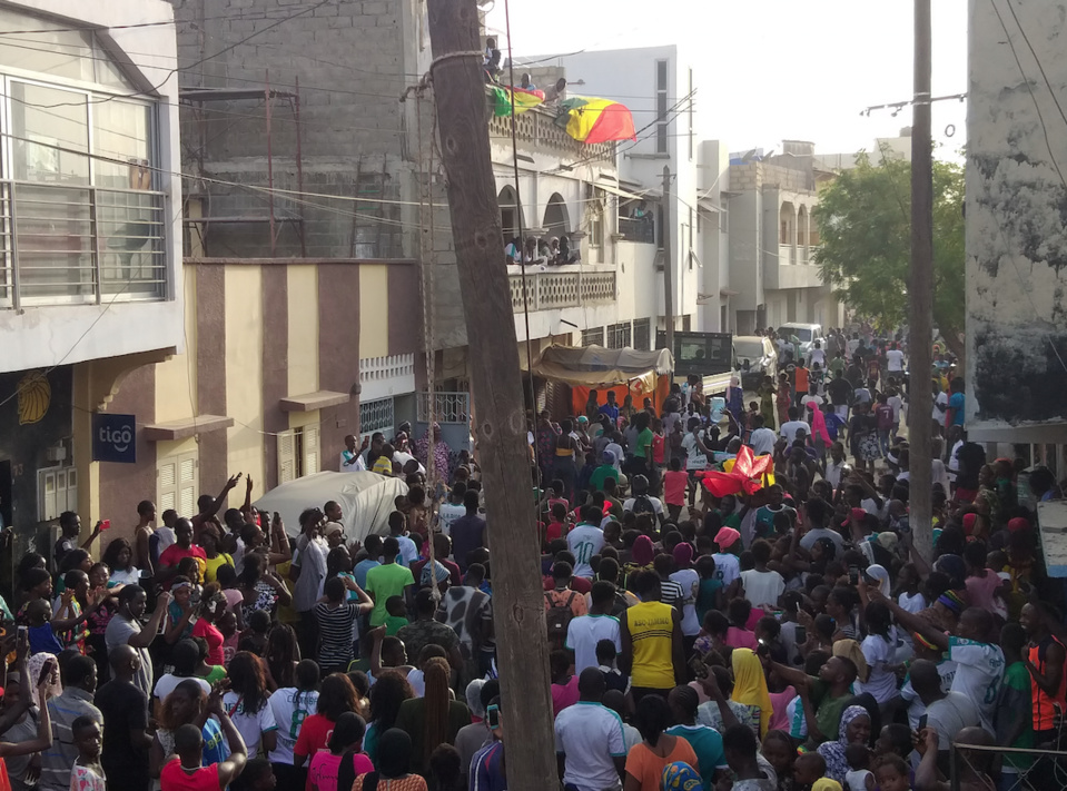 (EN IMAGES) - APRES LA QUALIF DES LIONS EN FINALE : La foule en liesse chez Cheikhou Kouyaté à Khar Yalla (EN IMAGES) - APRES LA QUALIF DES LIONS EN FINALE : La foule en liesse chez Cheikhou Kouyaté à Khar Yalla