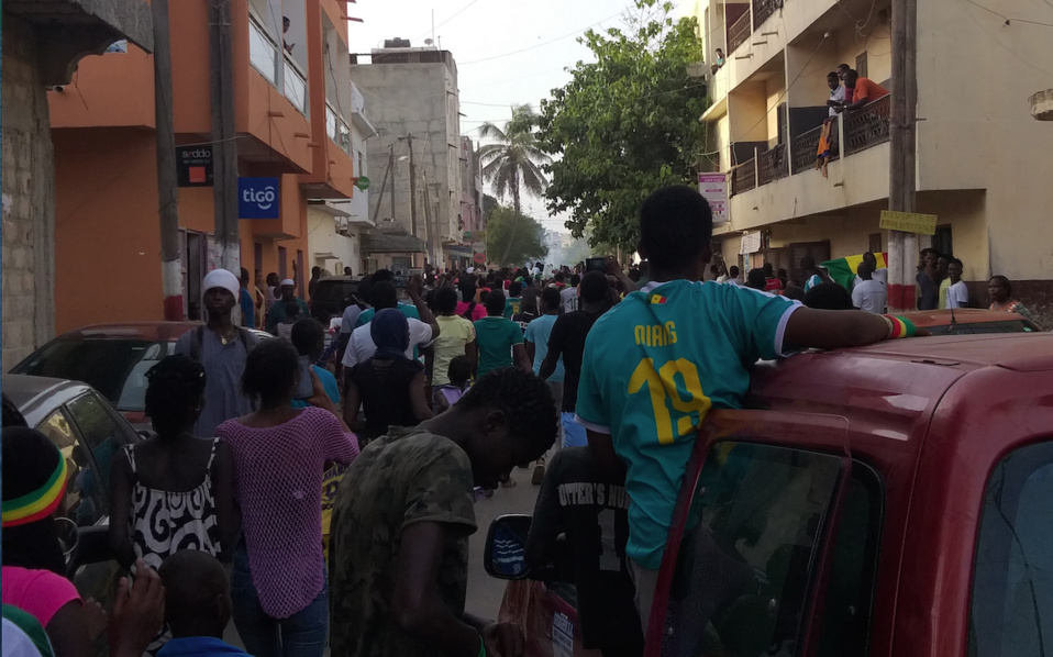 (EN IMAGES) - APRES LA QUALIF DES LIONS EN FINALE : La foule en liesse chez Cheikhou Kouyaté à Khar Yalla (EN IMAGES) - APRES LA QUALIF DES LIONS EN FINALE : La foule en liesse chez Cheikhou Kouyaté à Khar Yalla