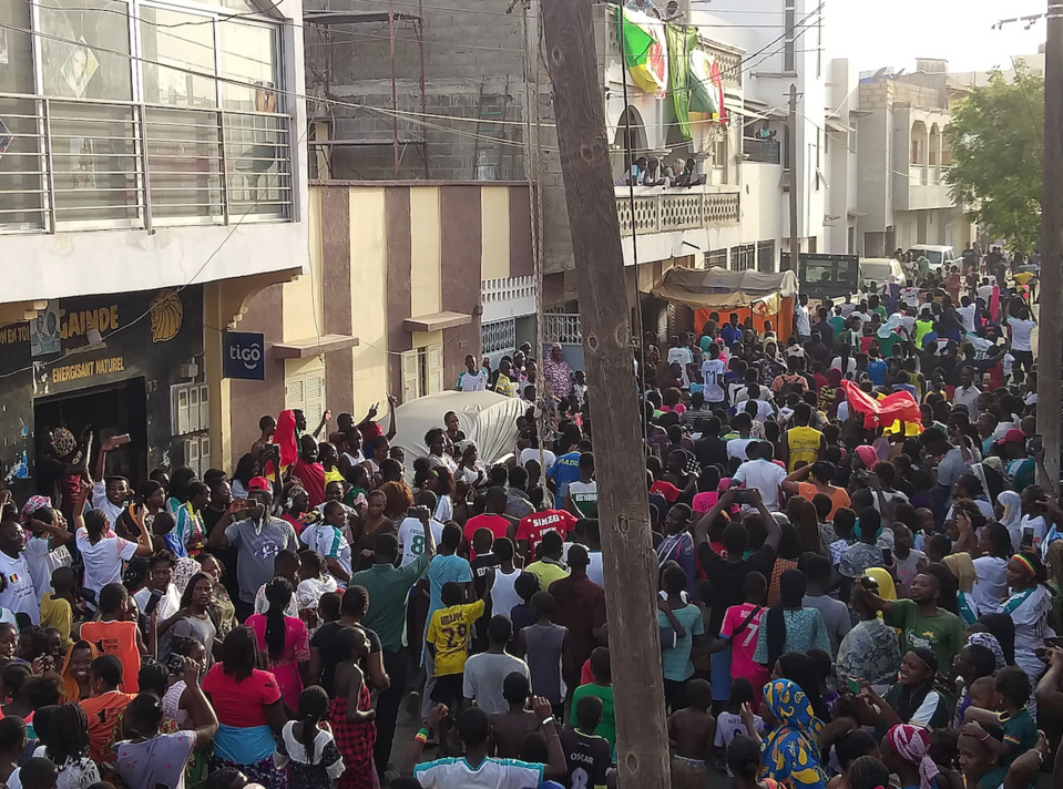 (EN IMAGES) - APRES LA QUALIF DES LIONS EN FINALE : La foule en liesse chez Cheikhou Kouyaté à Khar Yalla (EN IMAGES) - APRES LA QUALIF DES LIONS EN FINALE : La foule en liesse chez Cheikhou Kouyaté à Khar Yalla