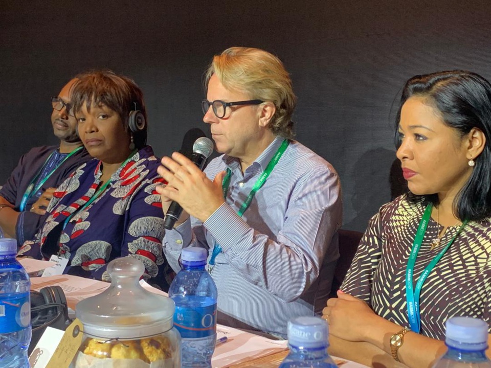 LES MÉDIAS AFRICAINS FACE AUX NOUVEAUX "ÉLÉMENTS PERTURBATEURS" LES MÉDIAS AFRICAINS FACE AUX NOUVEAUX "ÉLÉMENTS PERTURBATEURS"