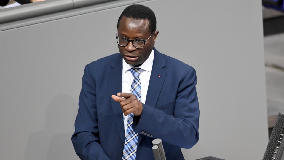 LE «SÉNÉGALAIS» A-T-IL ÉCHAPPÉ À UNE TENTATIVE D’ASSASSINAT: Le bureau du député allemand originaire du Sénégal Karamba Diaby criblé de balles… émoi au pays de Merkel LE «SÉNÉGALAIS» A-T-IL ÉCHAPPÉ À UNE TENTATIVE D’ASSASSINAT: Le bureau du député allemand originaire du Sénégal Karamba Diaby criblé de balles… émoi au pays de Merkel